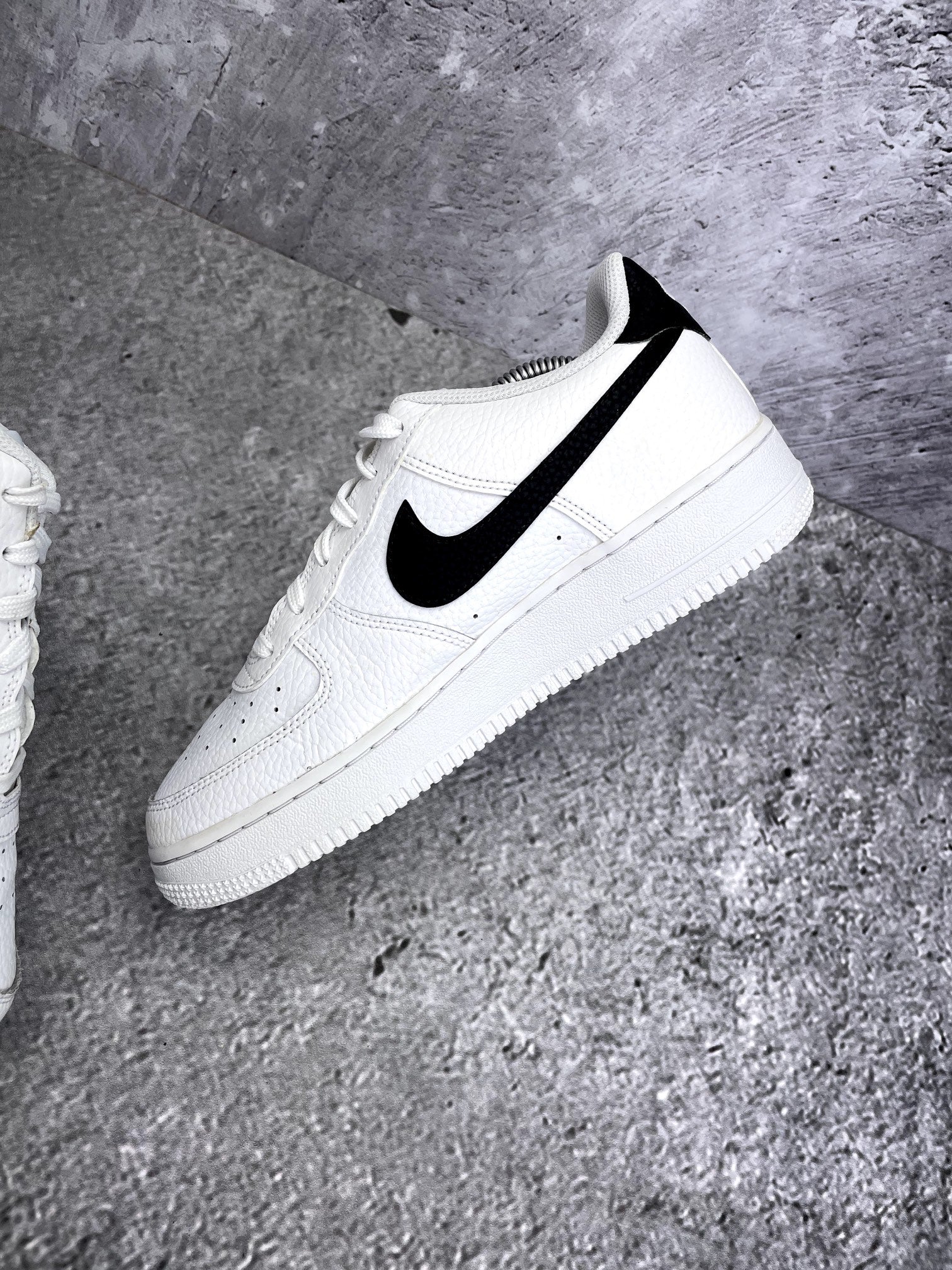Nike Air Force 1 Low '07 White Black — buty sportowe damskie w bardzo dobrym stanie rozmiar 39, wewnętrzny panel prawego buta