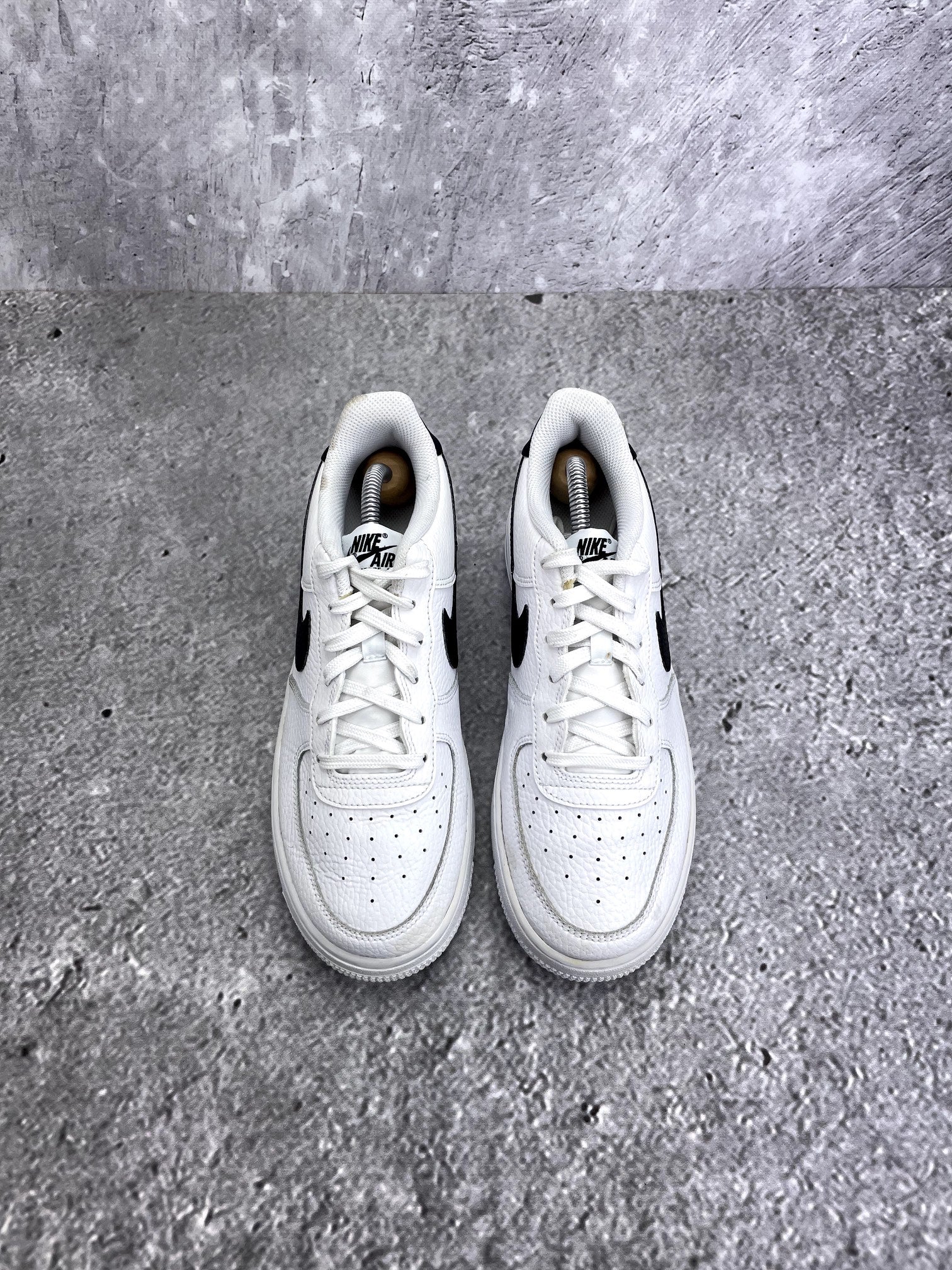 Nike Air Force 1 Low '07 White Black — buty sportowe damskie w bardzo dobrym stanie rozmiar 39, widok z góry