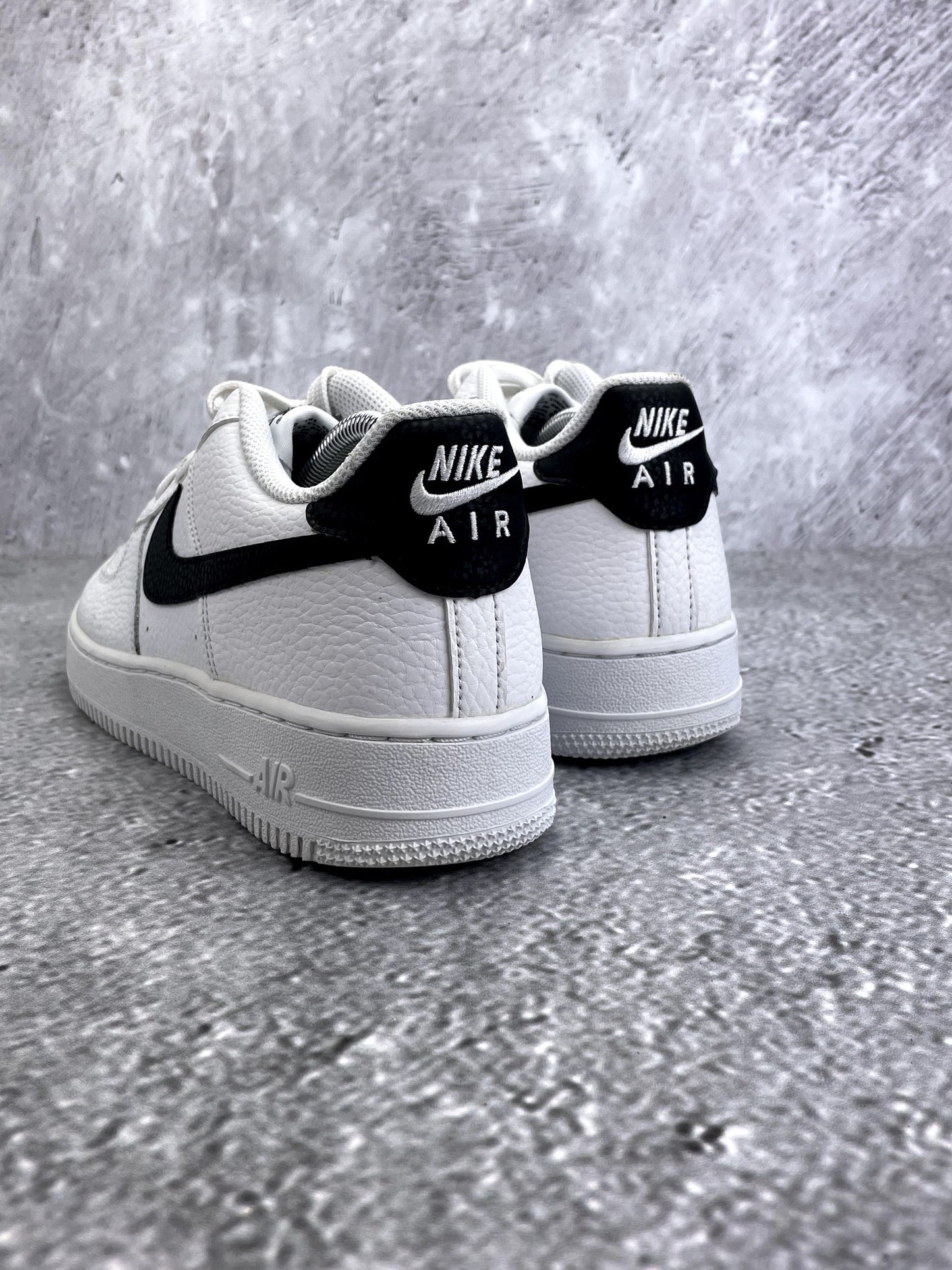 Nike Air Force 1 Low '07 White Black — buty sportowe damskie w bardzo dobrym stanie rozmiar 39, widok z tyłu