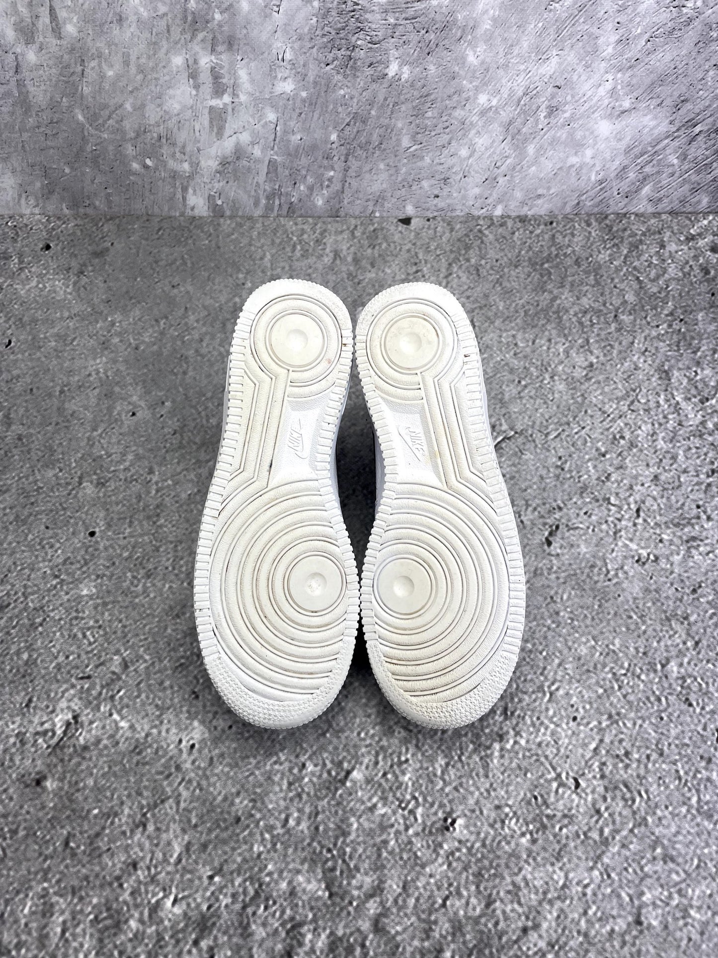 Nike Air Force 1 Low '07 White Black — buty sportowe damskie w bardzo dobrym stanie rozmiar 39, podeszwa