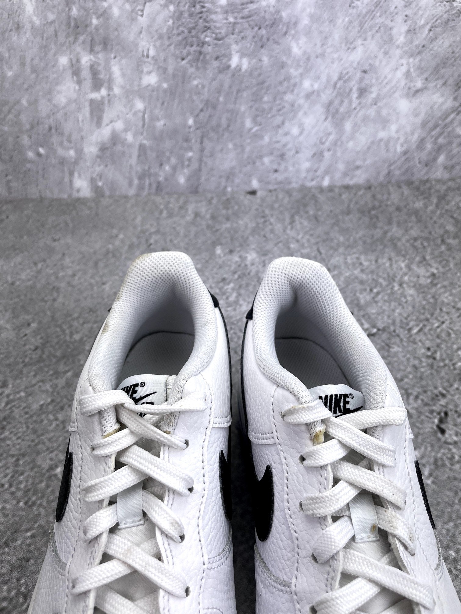 Nike Air Force 1 Low '07 White Black — buty sportowe damskie w bardzo dobrym stanie rozmiar 39, zapiętki butów