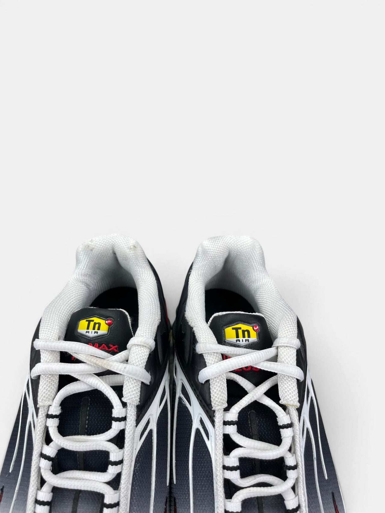 Nike Air Max Plus 3 Black Red — buty sportowe męskie w bardzo dobrym stanie rozmiar 44, zapiętki butów