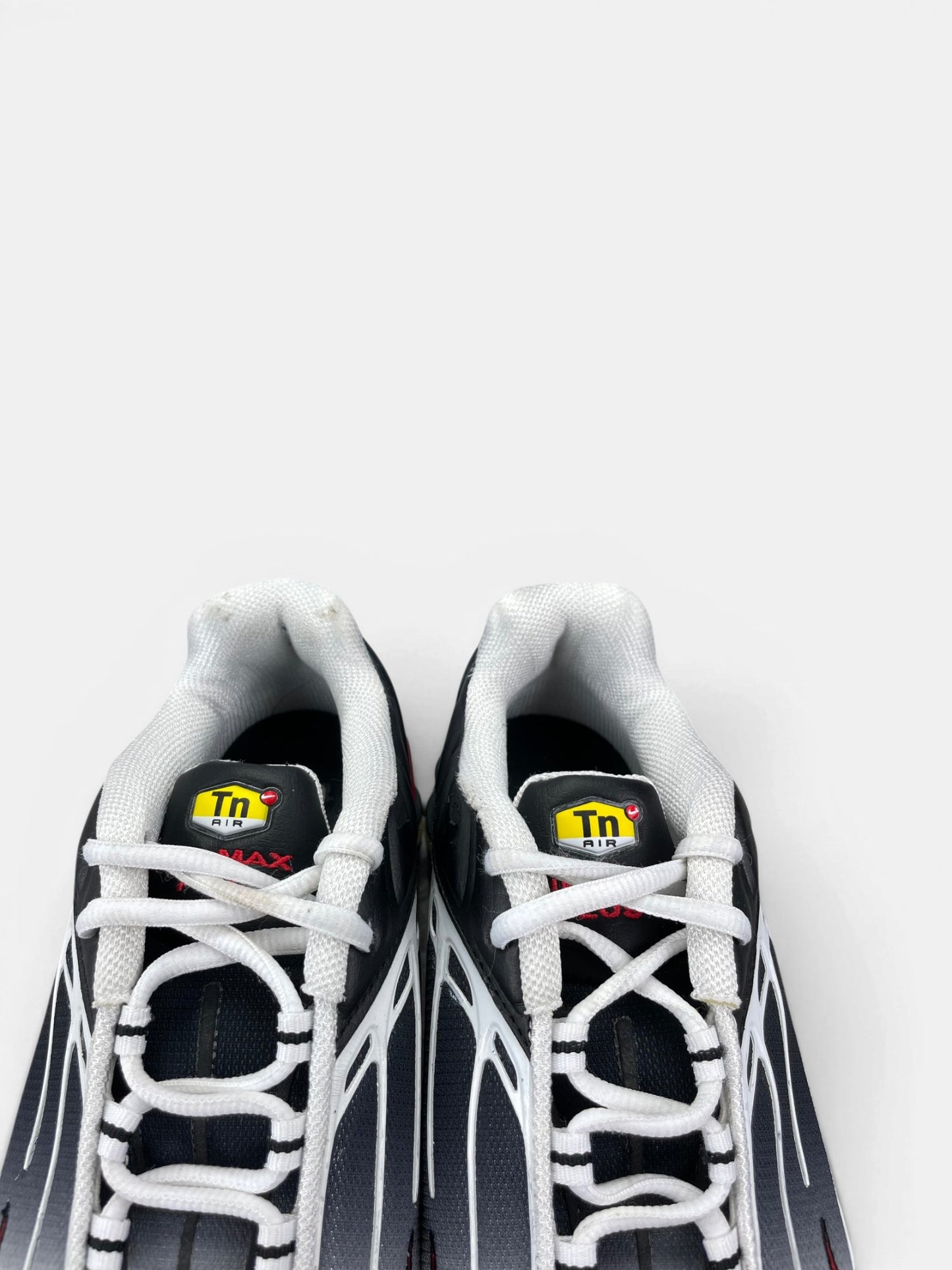 Nike Air Max Plus 3 Black Red — buty sportowe męskie w bardzo dobrym stanie rozmiar 44, zapiętki butów