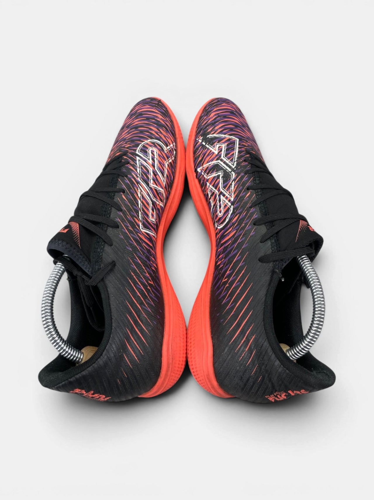 Puma Future 8 Play It Unlimited Pack — buty sportowe męskie w bardzo dobrym stanie rozmiar 43, widok z góry na zewnętrzną stronę butów
