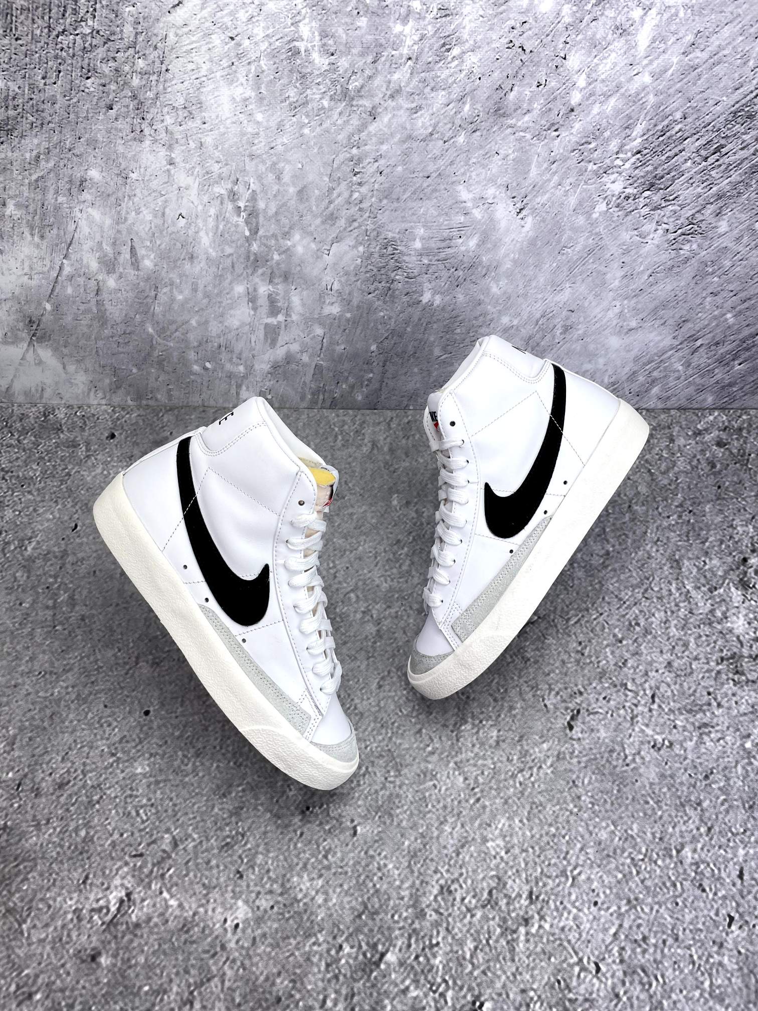 Nike Blazer Mid '77 White Black - buty sportowe, widok z góry na zewnętrzną stronę butów