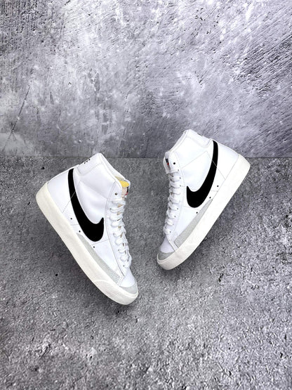 Nike Blazer Mid '77 White Black - buty sportowe, widok z góry na zewnętrzną stronę butów