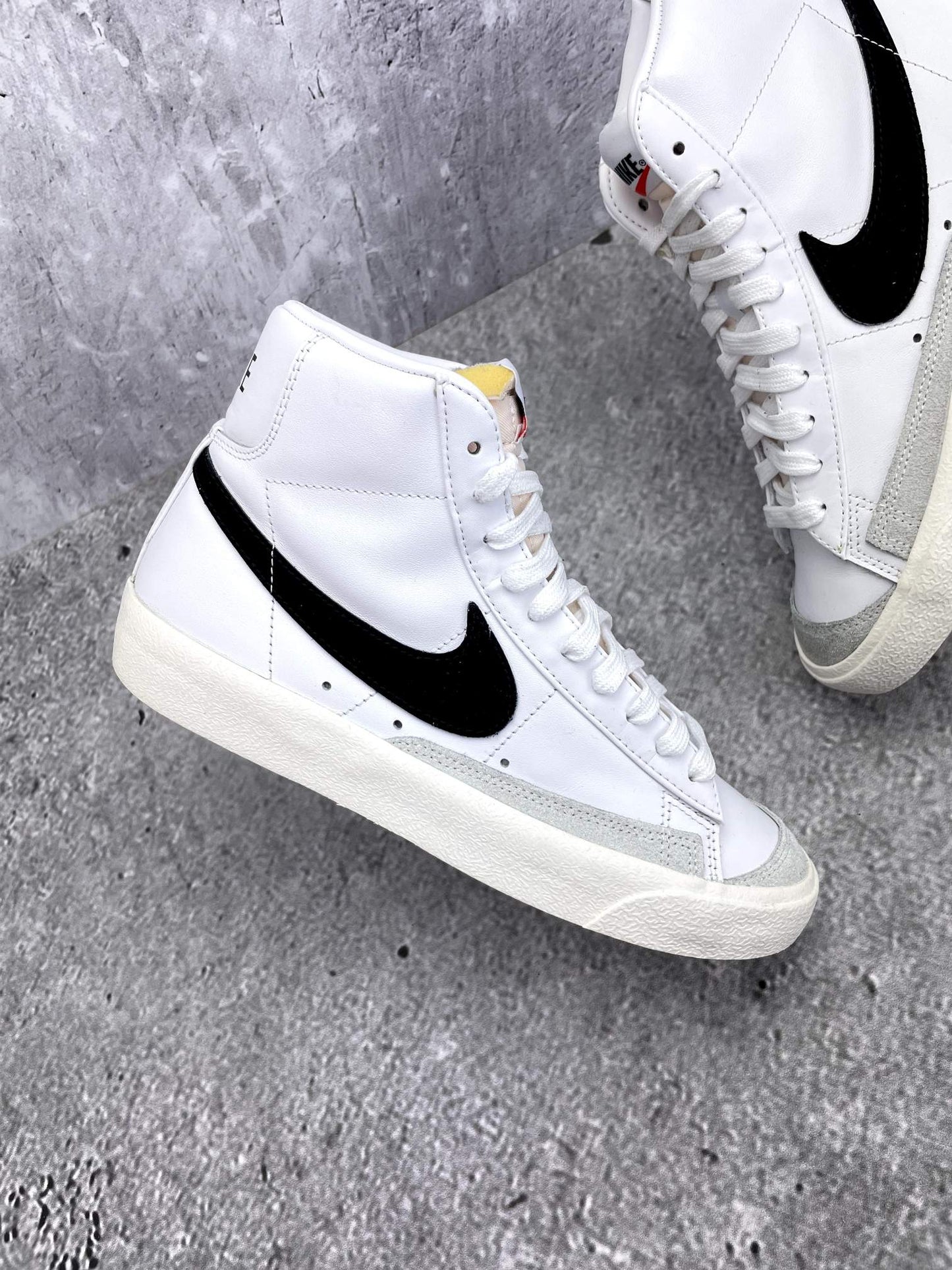 Nike Blazer Mid '77 White Black - buty sportowe, zewnętrzny panel prawego buta