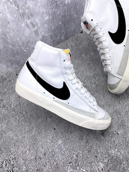 Nike Blazer Mid '77 White Black - buty sportowe, zewnętrzny panel prawego buta