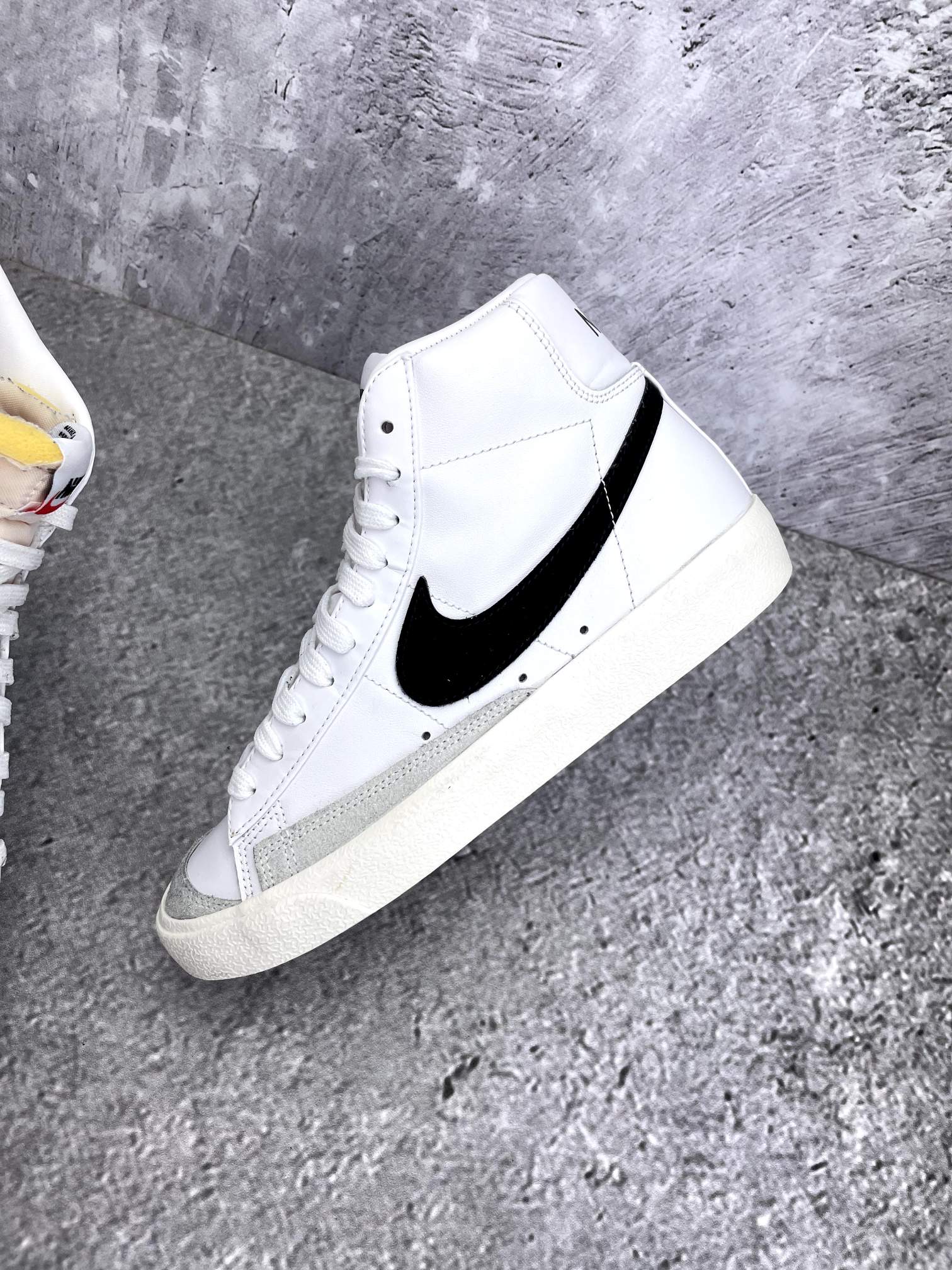 Nike Blazer Mid '77 White Black - buty sportowe, zewnętrzny panel lewego buta