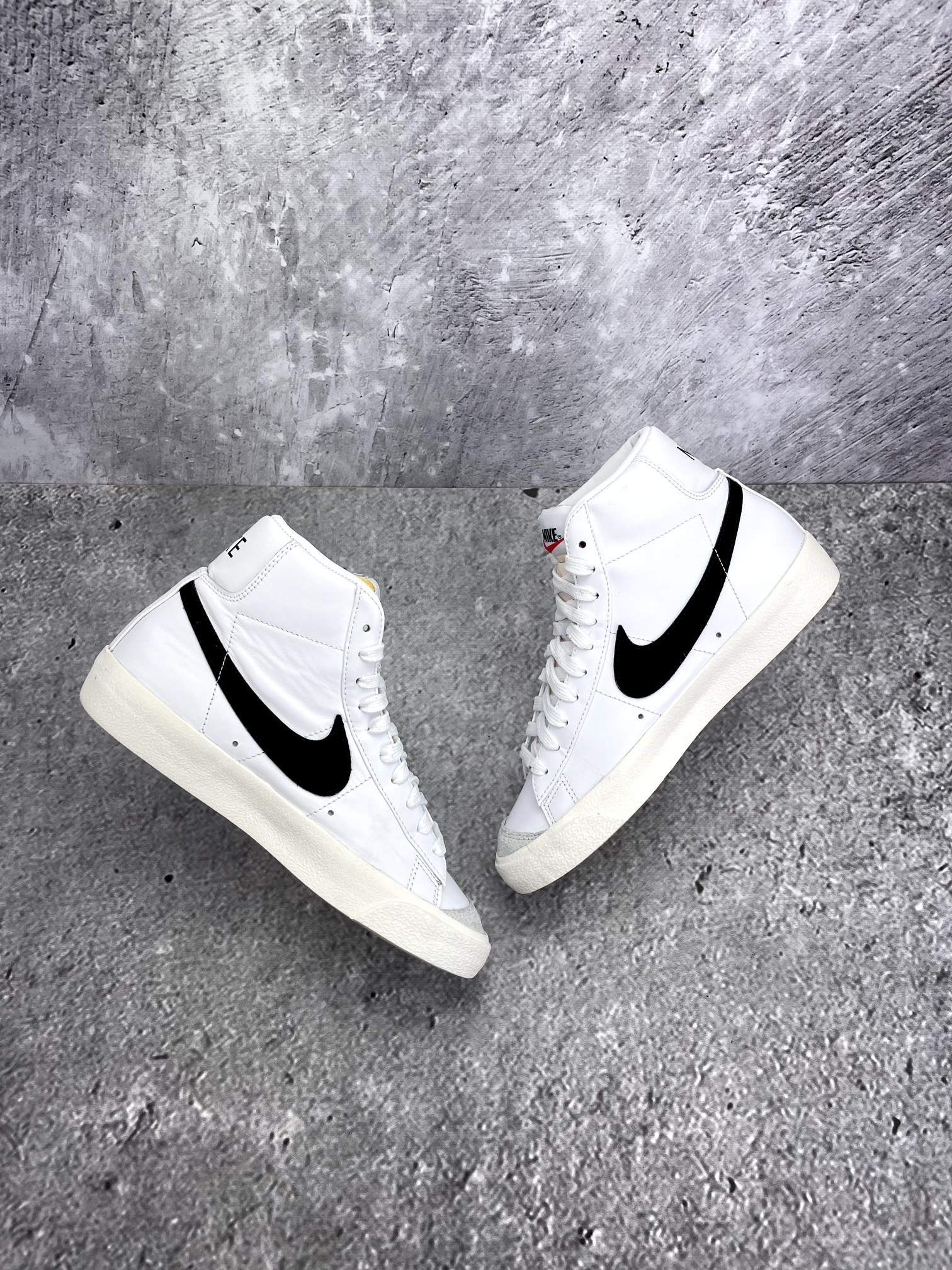 Nike Blazer Mid '77 White Black - buty sportowe, widok z góry na wewnętrzną stronę butów