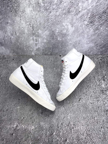 Nike Blazer Mid '77 White Black - buty sportowe, widok z góry na wewnętrzną stronę butów