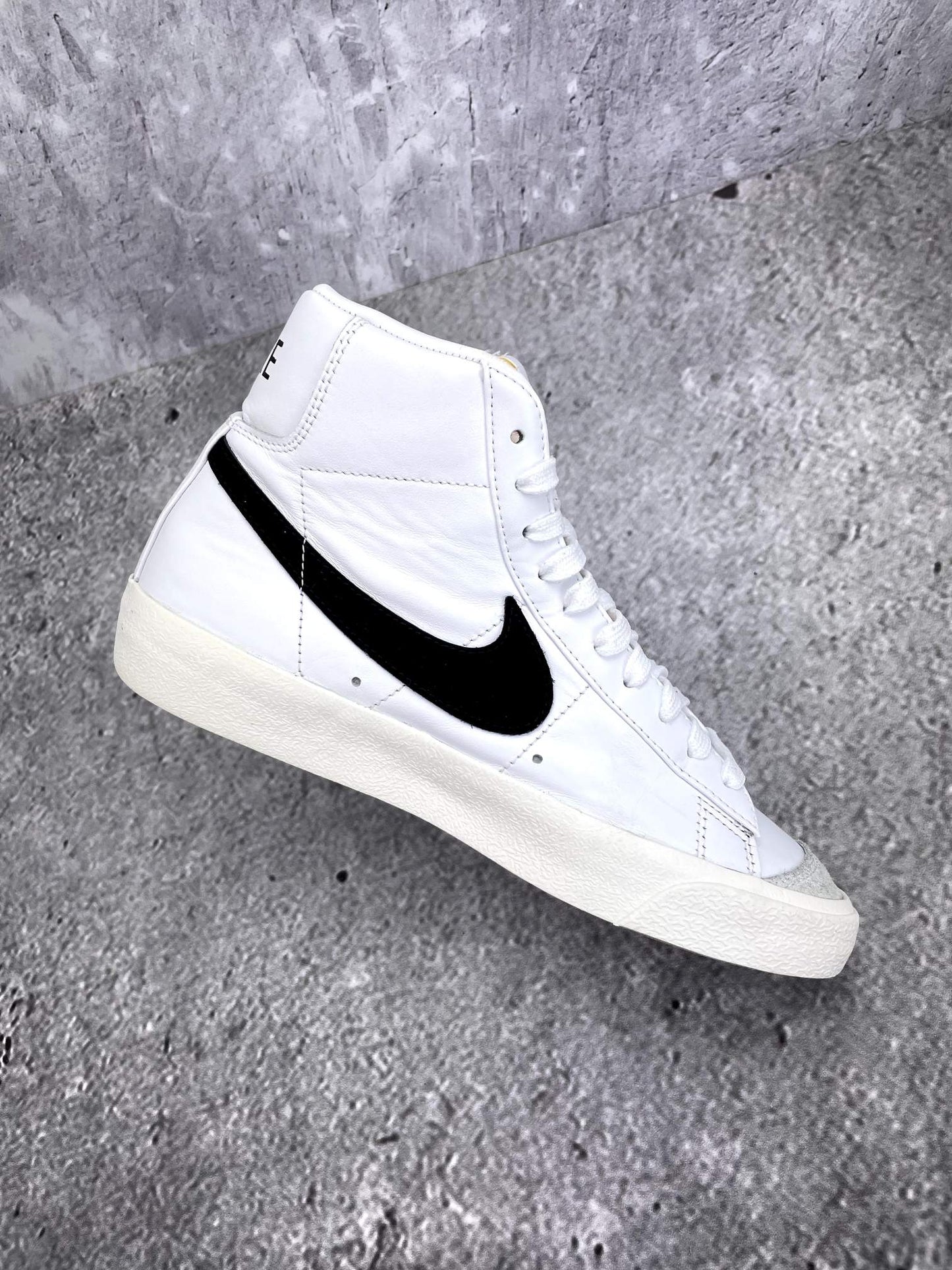 Nike Blazer Mid '77 White Black - buty sportowe, wewnętrzny panel lewego buta