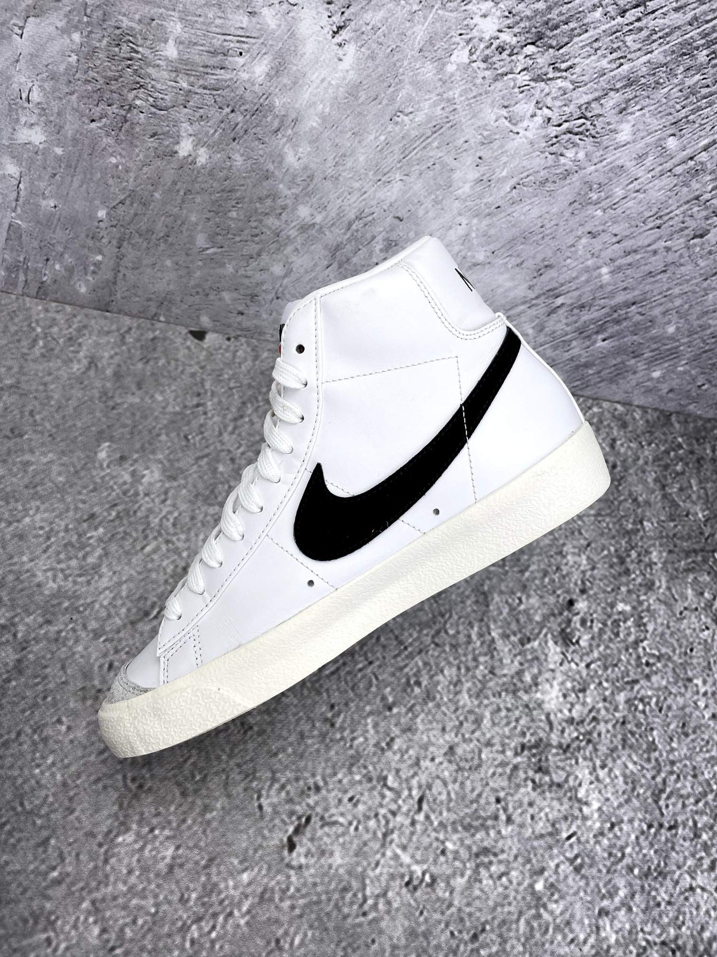 Nike Blazer Mid '77 White Black - buty sportowe, wewnętrzny panel prawego buta
