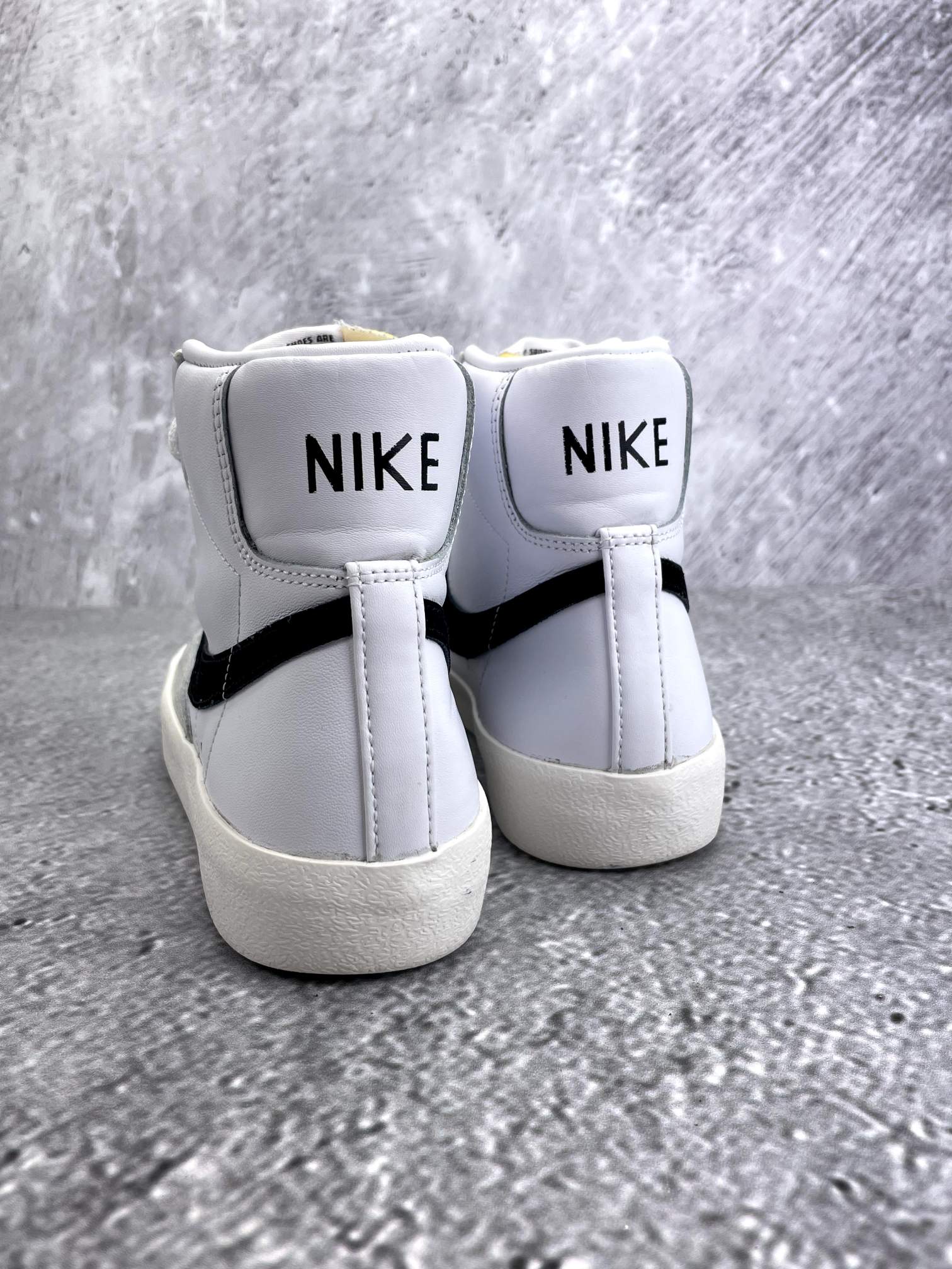 Nike Blazer Mid '77 White Black - buty sportowe, widok z tyłu