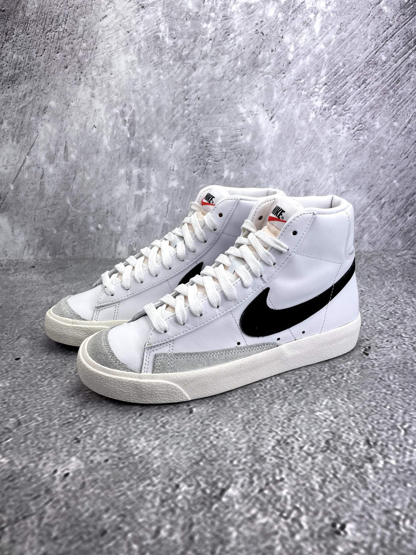 Nike Blazer Mid '77 White Black - buty sportowe, widok z boku na tle studyjnym