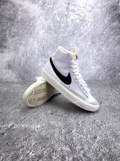 Nike Blazer Mid '77 White Black - buty sportowe, para butów, widok z boku na tle studyjnym