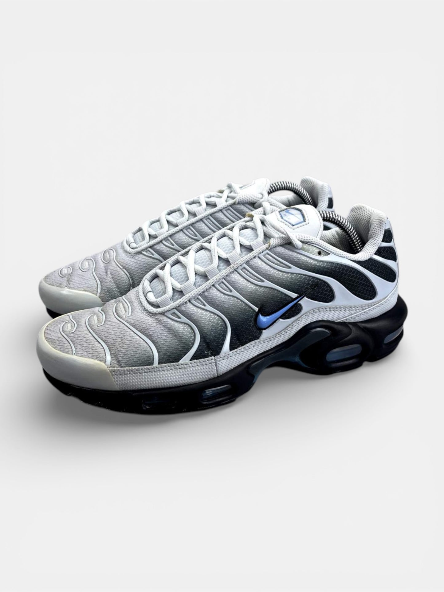 Nike Air Max Plus Pure Platinum University Blue - buty sportowe, widok z boku