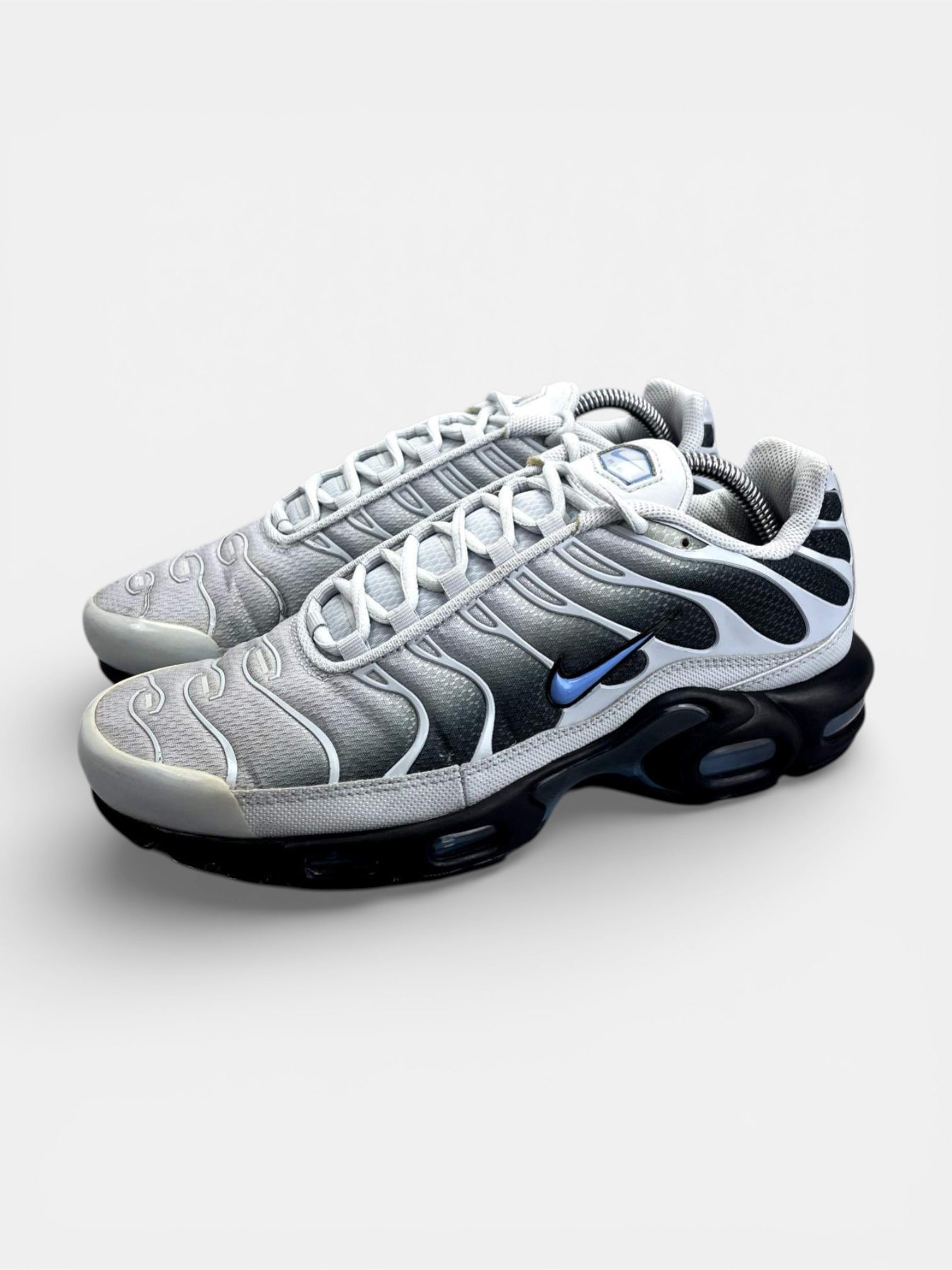 Nike Air Max Plus Pure Platinum University Blue - buty sportowe, widok z boku