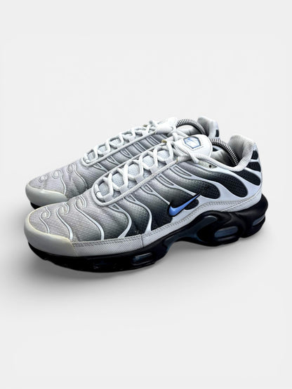 Nike Air Max Plus Pure Platinum University Blue - buty sportowe, widok z boku