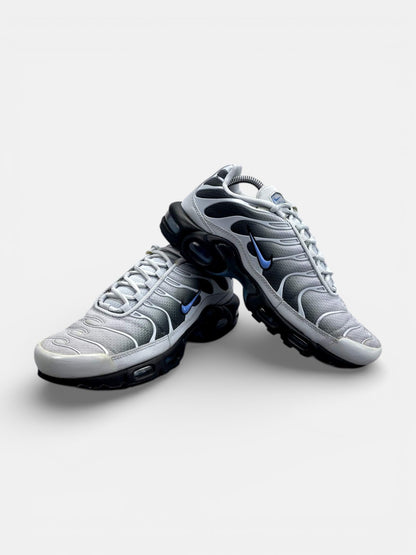 Nike Air Max Plus Pure Platinum University Blue - buty sportowe, boczny profil