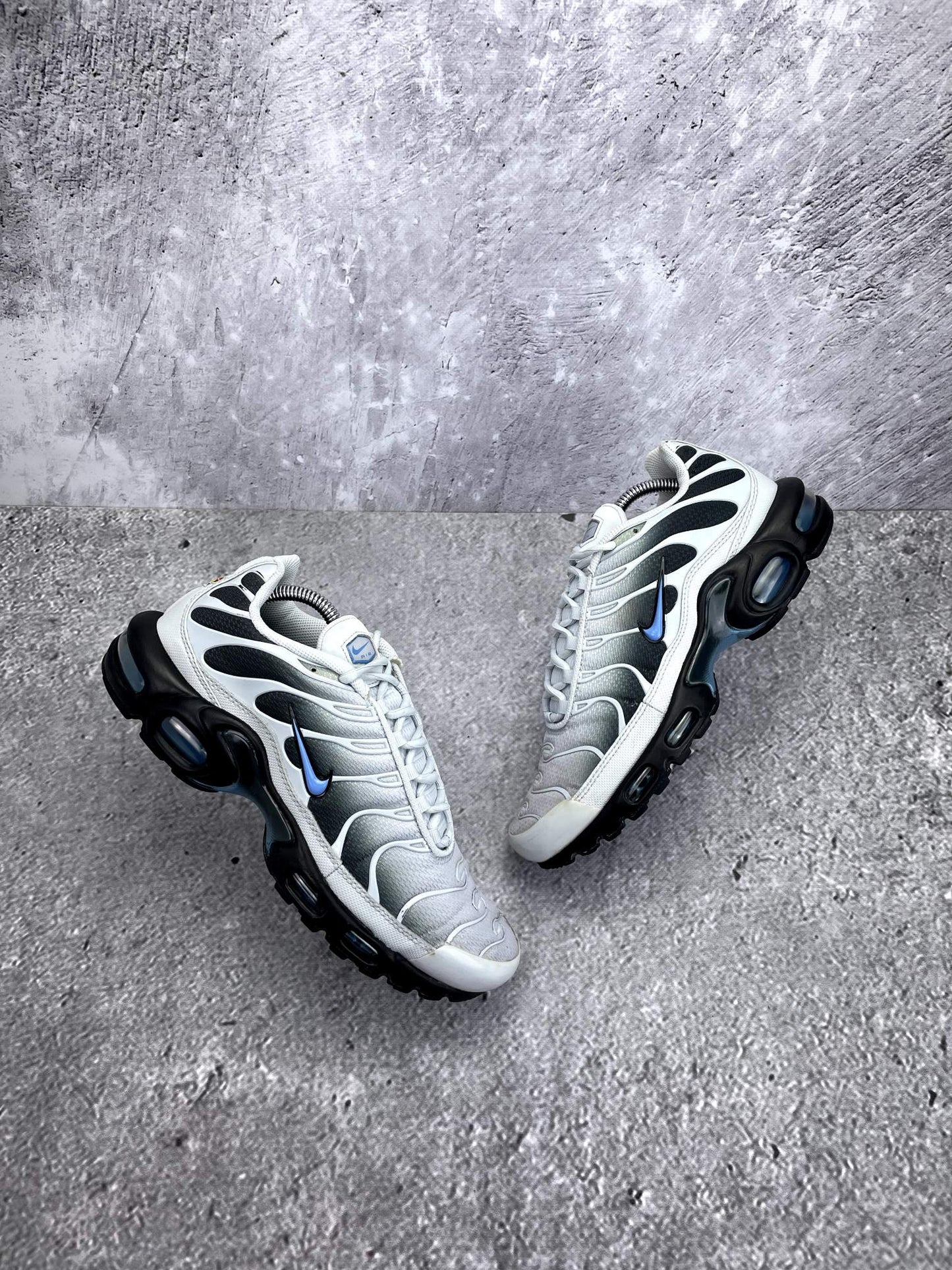 Nike Air Max Plus Pure Platinum University Blue - buty sportowe, widok z góry na zewnętrzną stronę butów