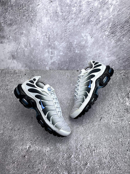 Nike Air Max Plus Pure Platinum University Blue - buty sportowe, widok z góry na zewnętrzną stronę butów