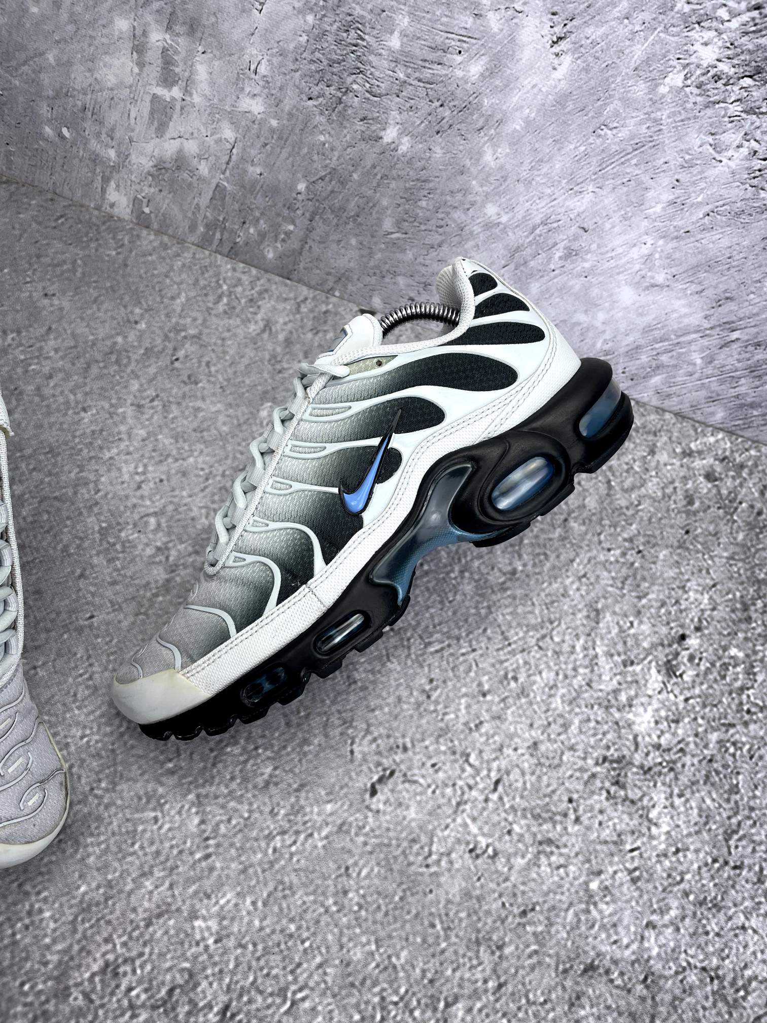 Nike Air Max Plus Pure Platinum University Blue - buty sportowe, zewnętrzny panel prawego buta