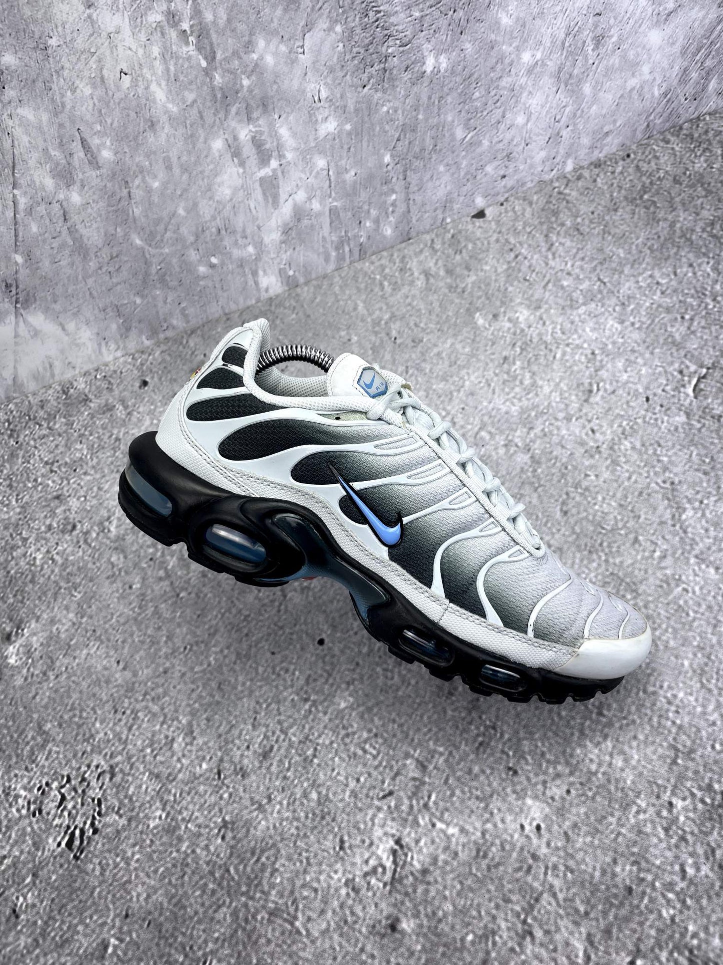 Nike Air Max Plus Pure Platinum University Blue - buty sportowe, zewnętrzny panel lewego buta