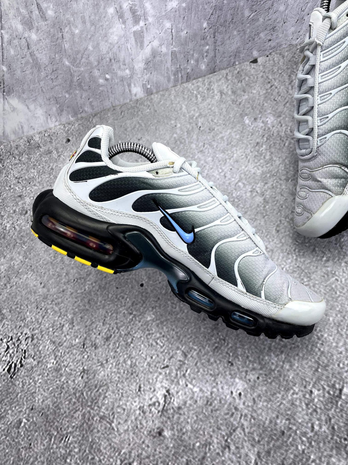 Nike Air Max Plus Pure Platinum University Blue - buty sportowe, wewnętrzny panel lewego buta