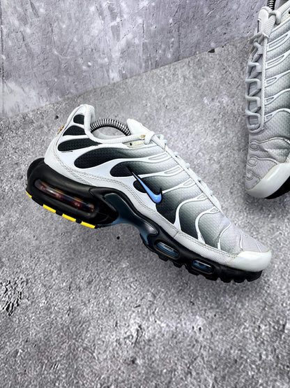 Nike Air Max Plus Pure Platinum University Blue - buty sportowe, wewnętrzny panel lewego buta