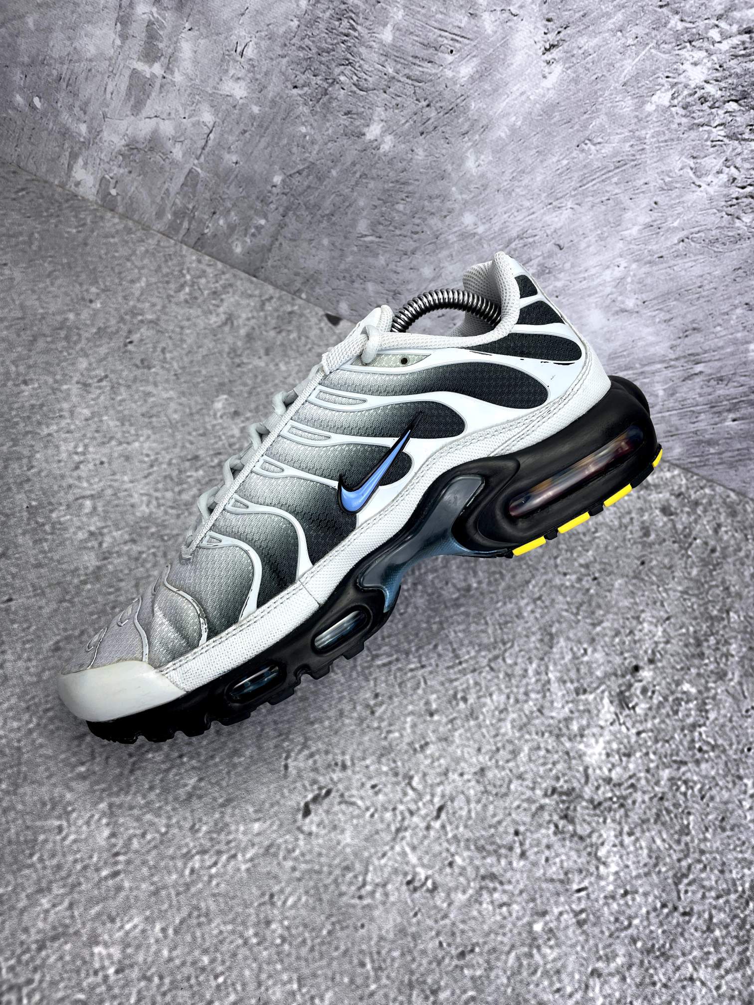 Nike Air Max Plus Pure Platinum University Blue - buty sportowe, wewnętrzny panel prawego buta