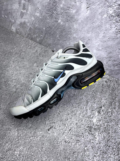 Nike Air Max Plus Pure Platinum University Blue - buty sportowe, wewnętrzny panel prawego buta