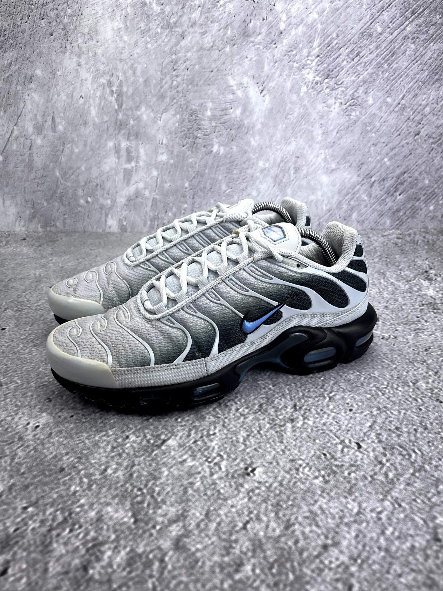 Nike Air Max Plus Pure Platinum University Blue - buty sportowe, widok z boku na tle studyjnym