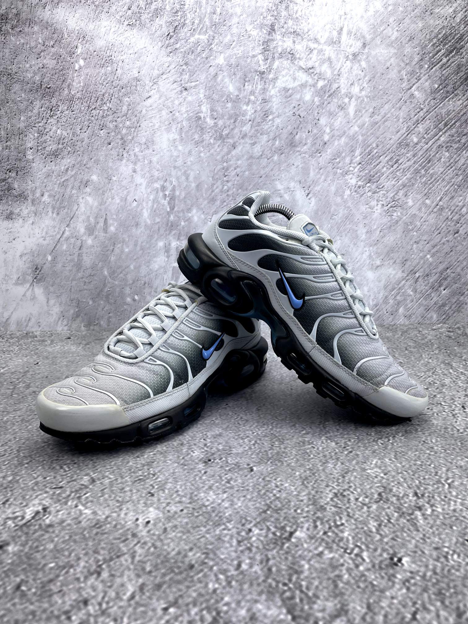 Nike Air Max Plus Pure Platinum University Blue - buty sportowe, para butów, widok z boku na tle studyjnym