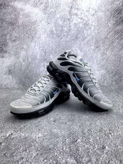 Nike Air Max Plus Pure Platinum University Blue - buty sportowe, para butów, widok z boku na tle studyjnym