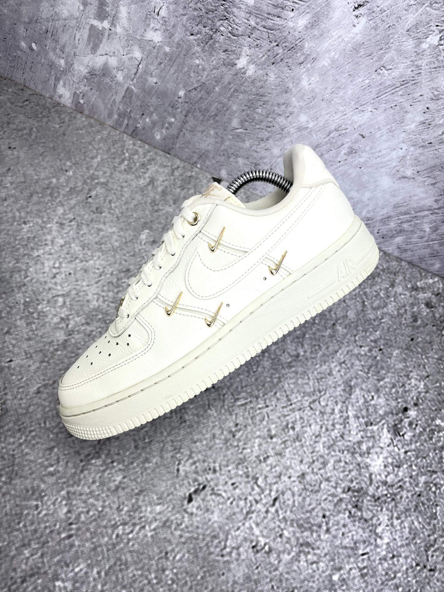 Nike Air Force 1 Low — buty sportowe damskie w bardzo dobrym stanie rozmiar 38, zewnętrzny panel lewego buta