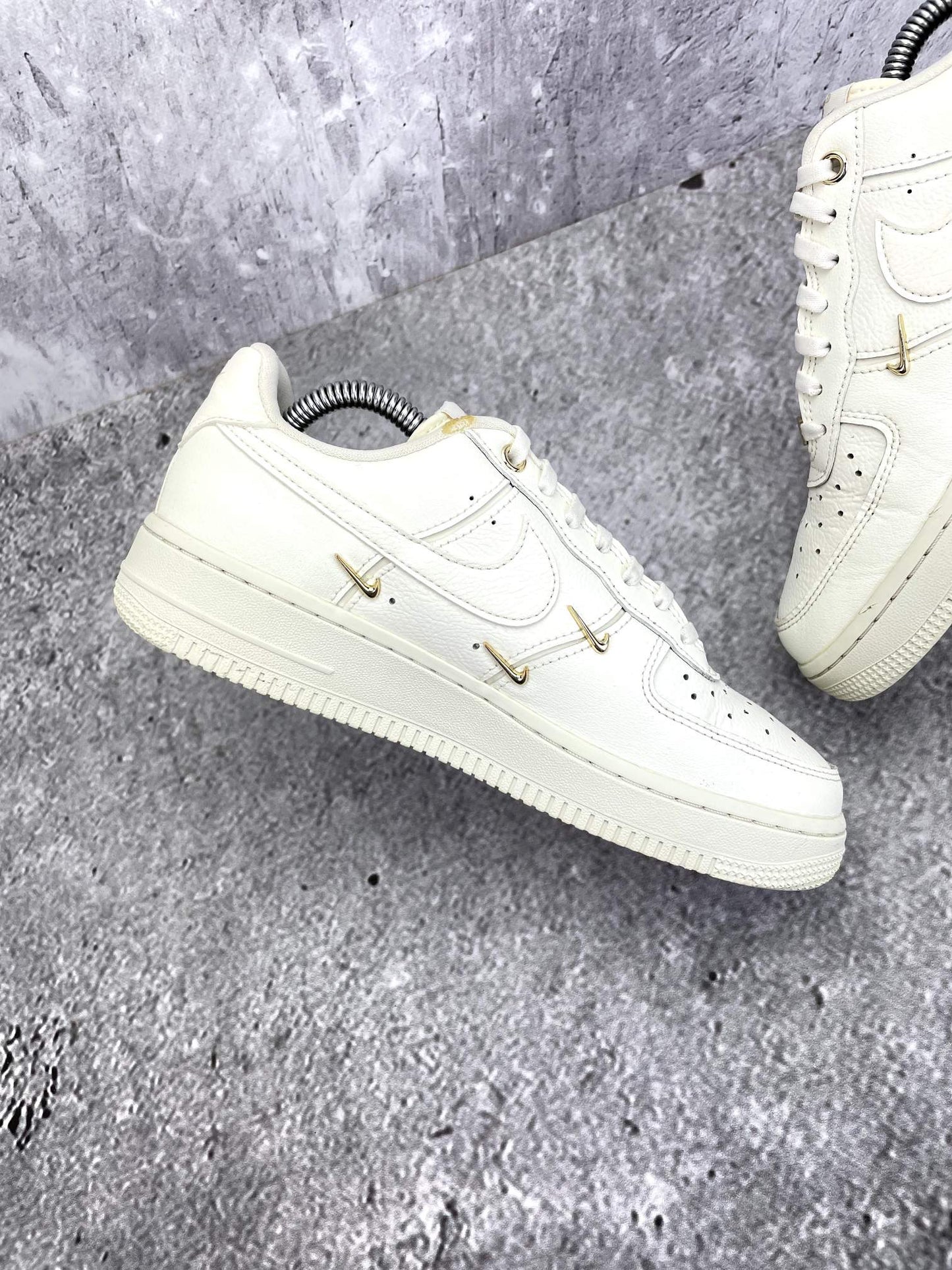 Nike Air Force 1 Low — buty sportowe damskie w bardzo dobrym stanie rozmiar 38, wewnętrzny panel lewego buta