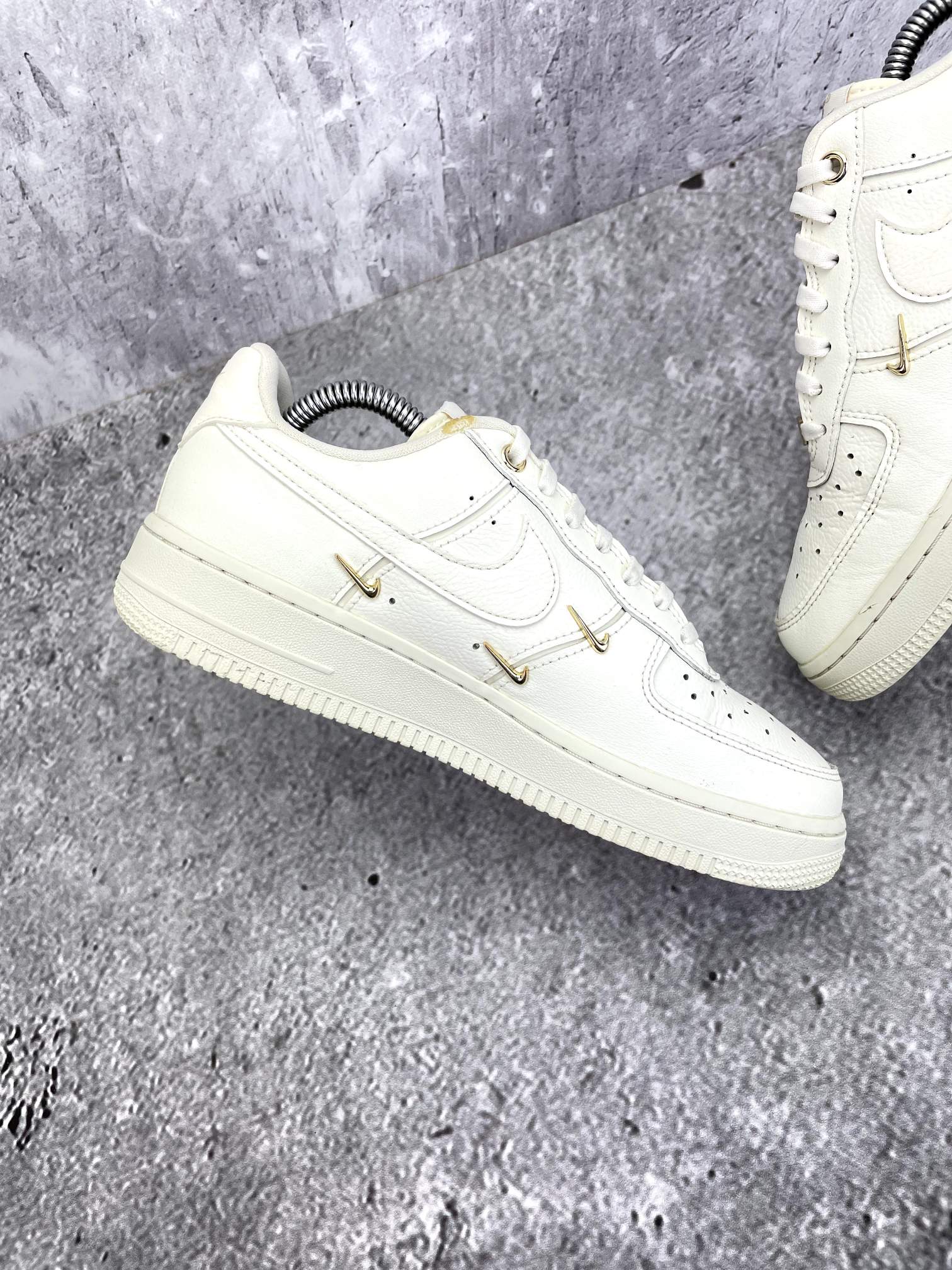 Nike Air Force 1 Low — buty sportowe damskie w bardzo dobrym stanie rozmiar 38, wewnętrzny panel lewego buta
