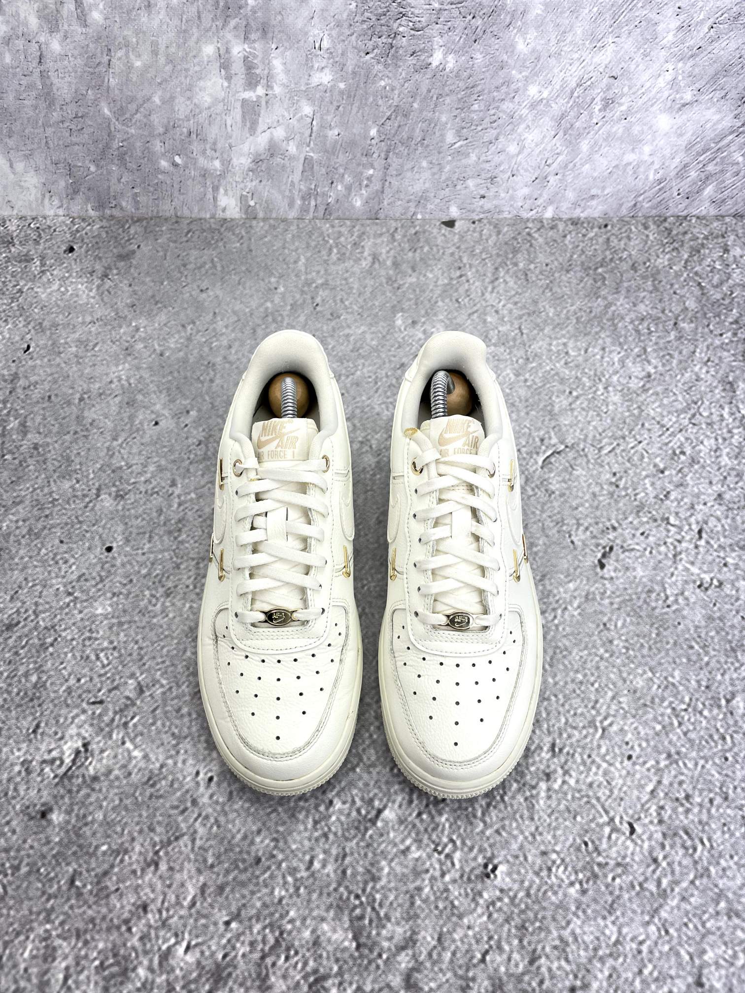 Nike Air Force 1 Low — buty sportowe damskie w bardzo dobrym stanie rozmiar 38, widok z góry