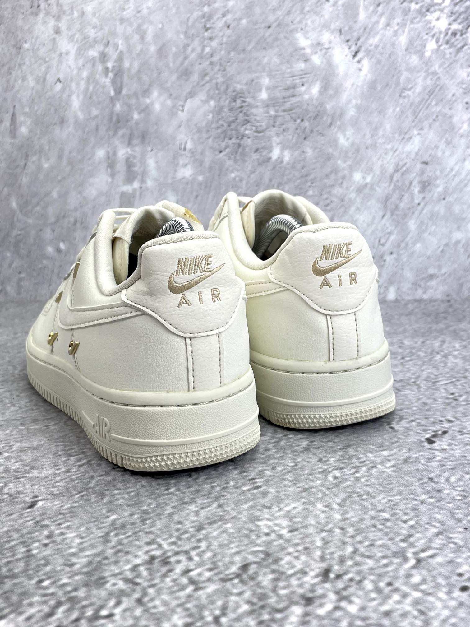 Nike Air Force 1 Low — buty sportowe damskie w bardzo dobrym stanie rozmiar 38, widok z tyłu