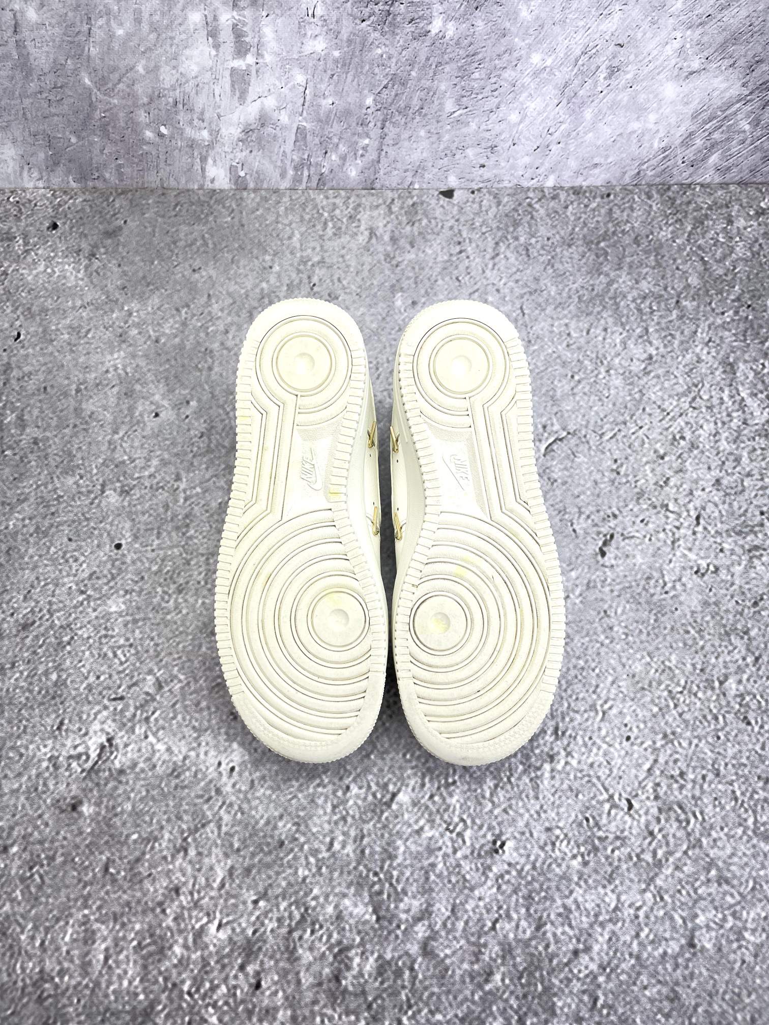 Nike Air Force 1 Low — buty sportowe damskie w bardzo dobrym stanie rozmiar 38, podeszwa