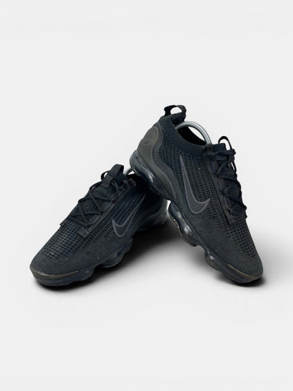 Nike Air VaporMax 2021 FK “Triple Black” Triple Black — buty sportowe męskie w bardzo dobrym stanie rozmiar 42, boczny profil
