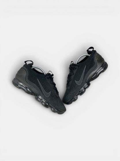 Nike Air VaporMax 2021 FK “Triple Black” Triple Black — buty sportowe męskie w bardzo dobrym stanie rozmiar 42, widok z góry na zewnętrzną stronę butów