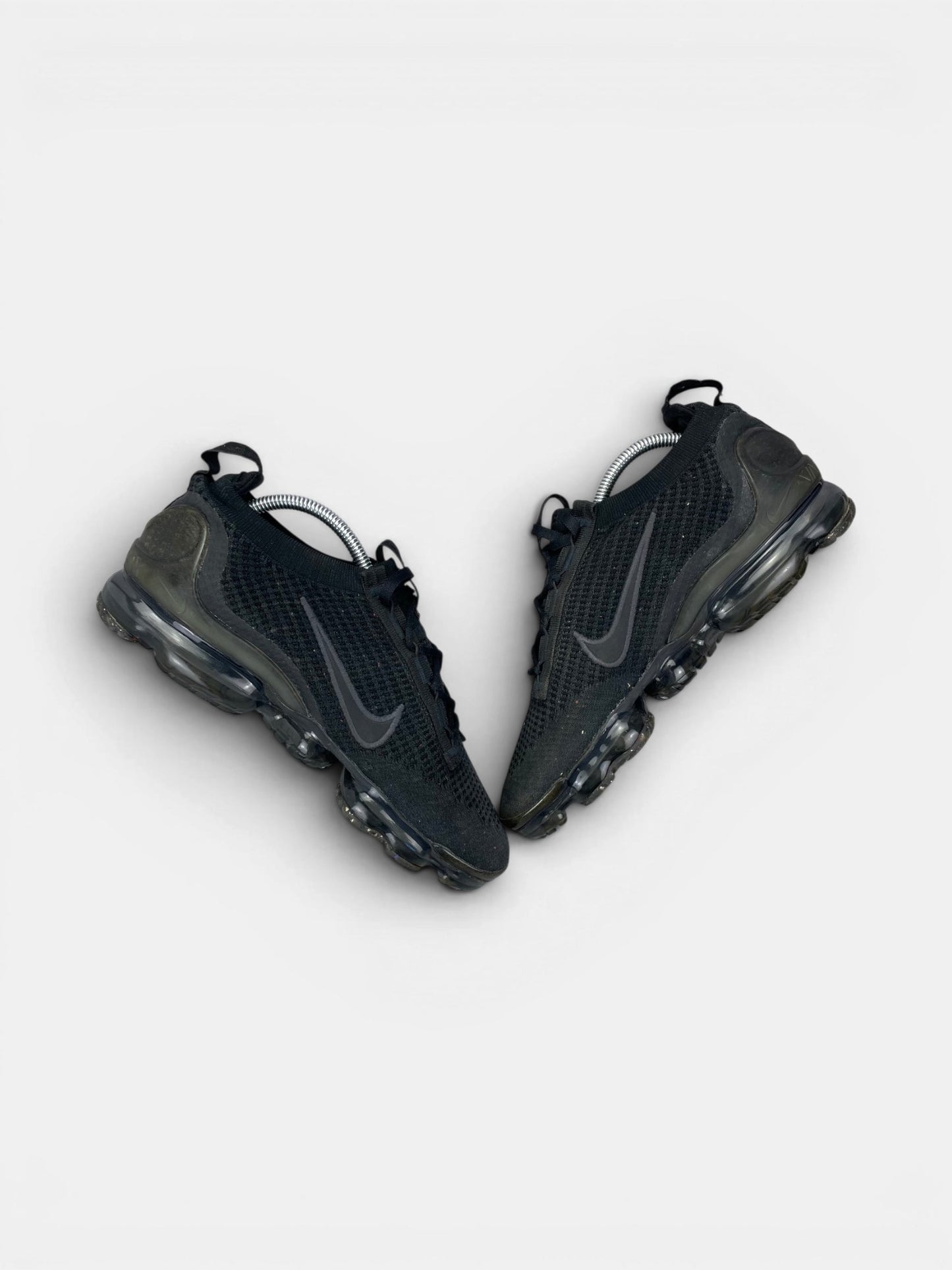Nike Air VaporMax 2021 FK “Triple Black” Triple Black — buty sportowe męskie w bardzo dobrym stanie rozmiar 42, zewnętrzny panel prawego buta