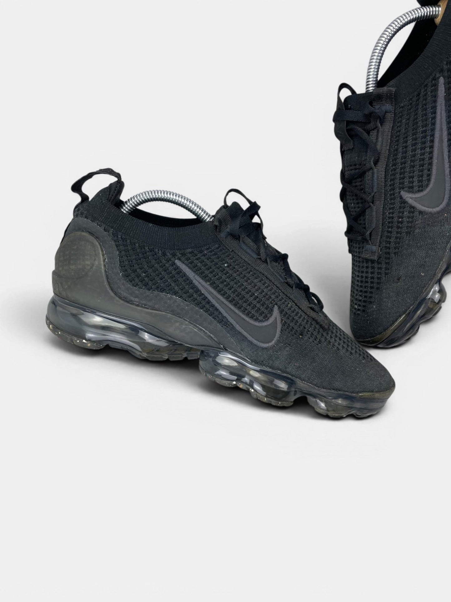 Nike Air VaporMax 2021 FK “Triple Black” Triple Black — buty sportowe męskie w bardzo dobrym stanie rozmiar 42, zewnętrzny panel lewego buta