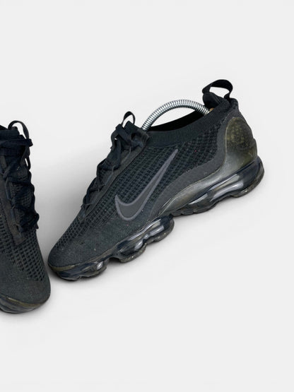 Nike Air VaporMax 2021 FK “Triple Black” Triple Black — buty sportowe męskie w bardzo dobrym stanie rozmiar 42, widok z góry na wewnętrzną stronę butów