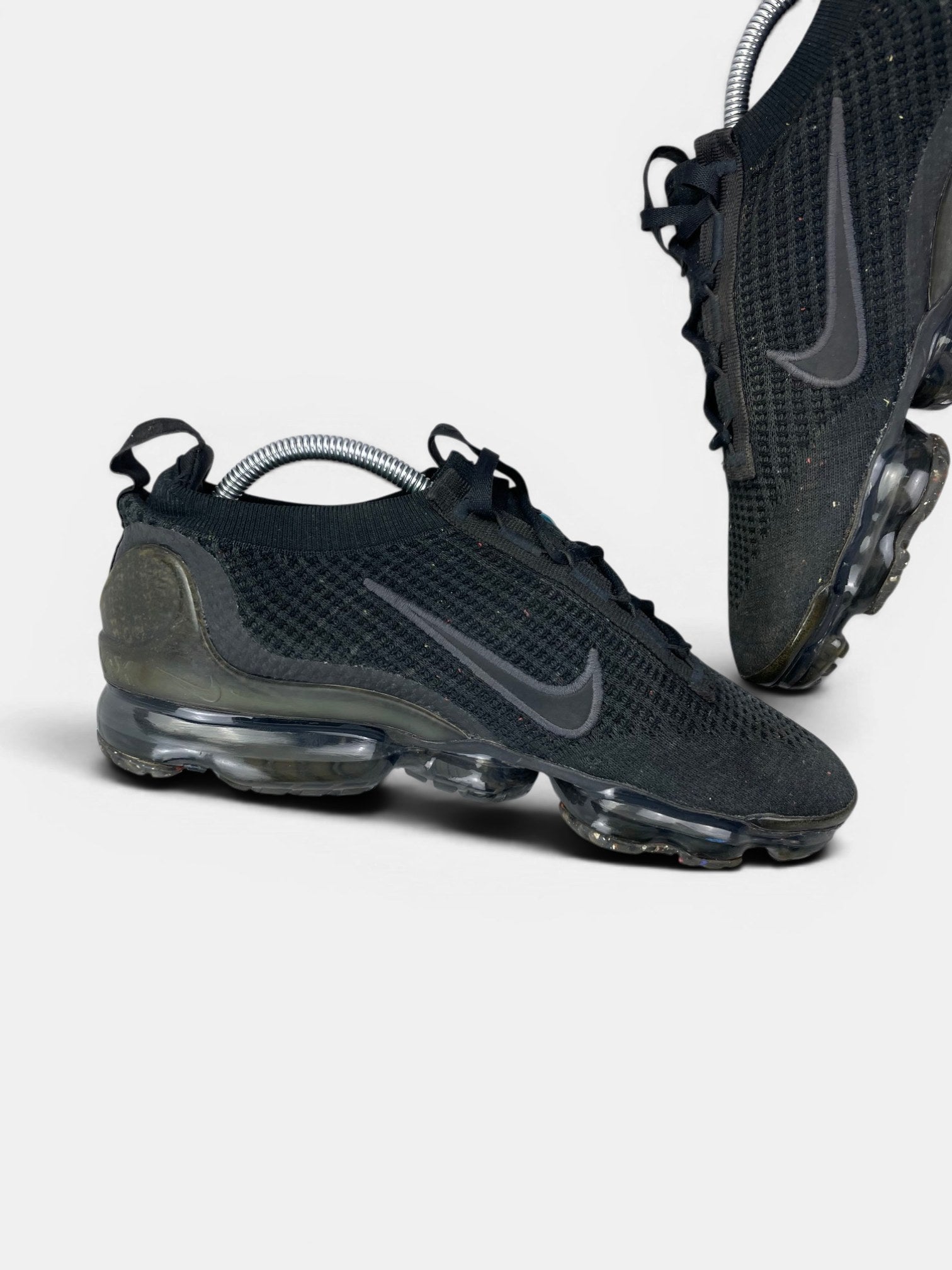Nike Air VaporMax 2021 FK “Triple Black” Triple Black — buty sportowe męskie w bardzo dobrym stanie rozmiar 42, wewnętrzny panel lewego buta