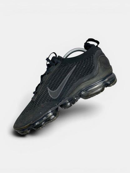Nike Air VaporMax 2021 FK “Triple Black” Triple Black — buty sportowe męskie w bardzo dobrym stanie rozmiar 42, wewnętrzny panel prawego buta
