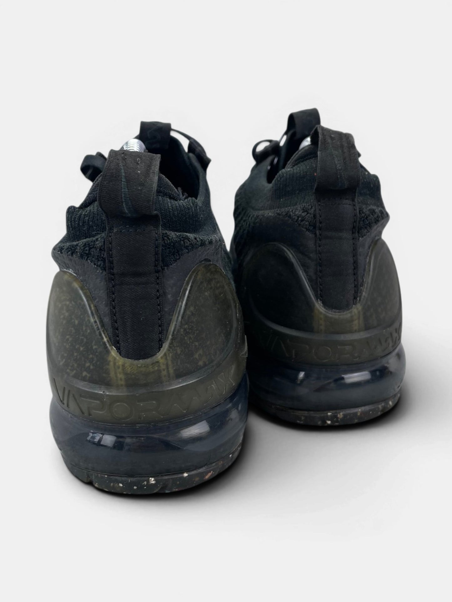 Nike Air VaporMax 2021 FK “Triple Black” Triple Black — buty sportowe męskie w bardzo dobrym stanie rozmiar 42, widok z tyłu