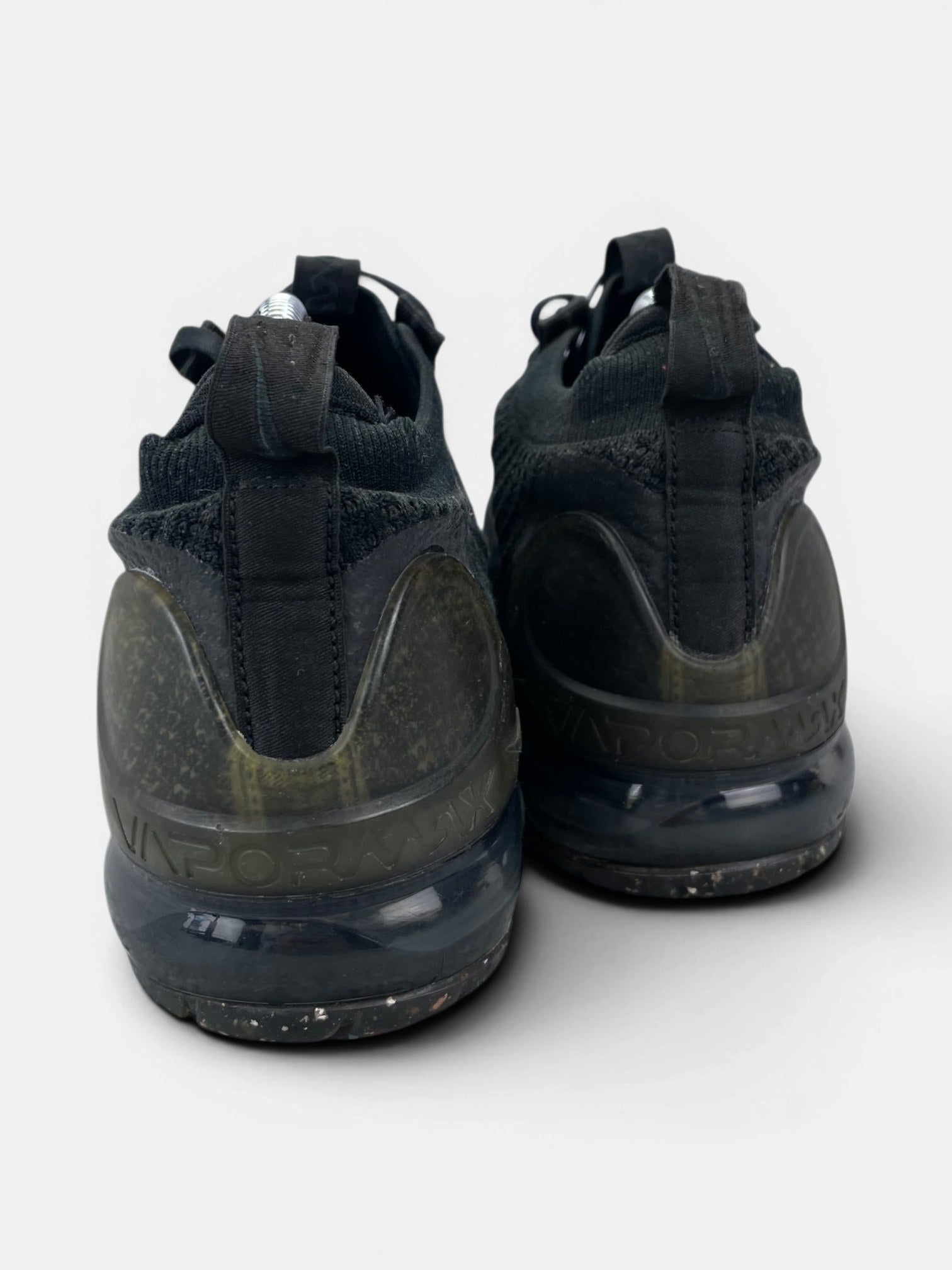 Nike Air VaporMax 2021 FK “Triple Black” Triple Black — buty sportowe męskie w bardzo dobrym stanie rozmiar 42, widok z tyłu